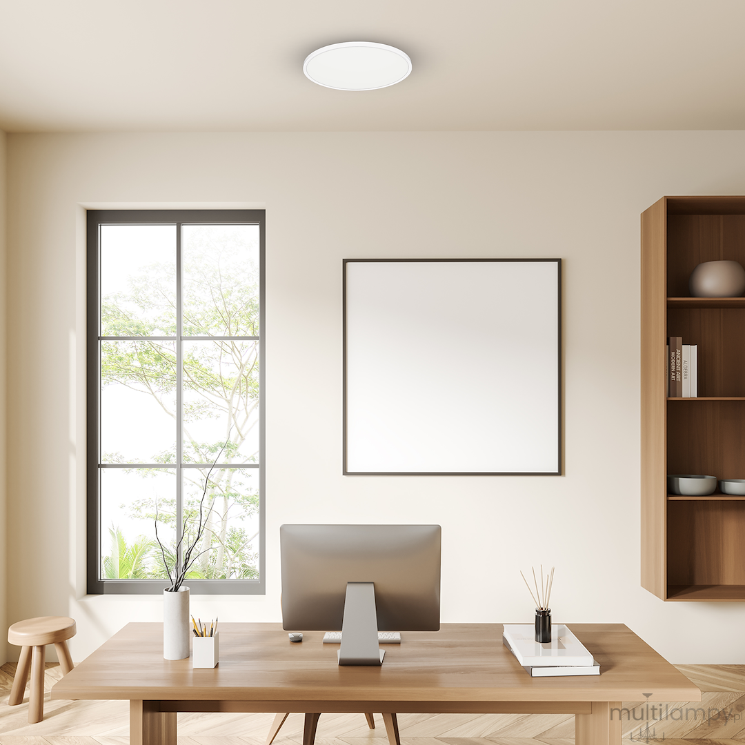 Plafon LED Maq D40 32W CCT w kolorze białym, montowany na suficie, okrągły kształt. Widoczny w jasnym pomieszczeniu biurowym z drewnianym biurkiem, monitorem i oknem z widokiem na zieleń.