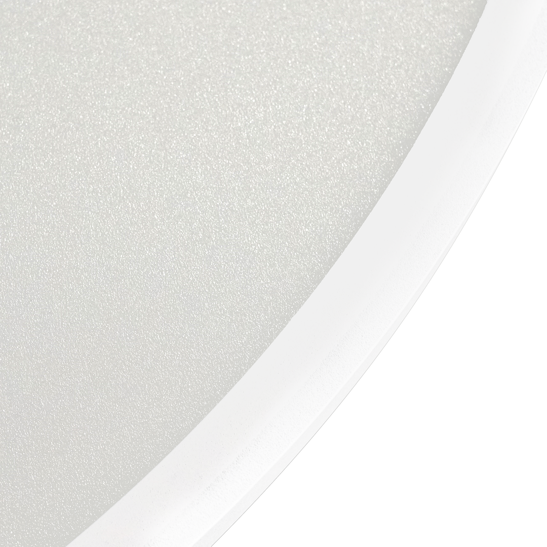 Plafon LED Maq D60 50W CCT w kolorze białym, okrągły z matową, teksturowaną powierzchnią. Ujęcie z boku, uwydatniające delikatne wykończenie i subtelną fakturę klosza. Idealny do nowoczesnych wnętrz.