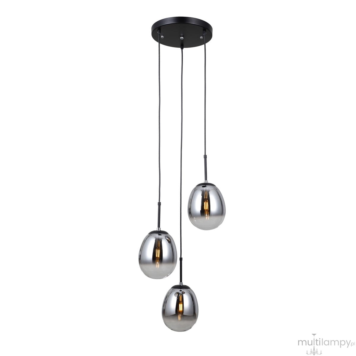 Lampa wisząca Meolo z trzema źródłami światła E14, w czarnej oprawie z dymionymi, metalicznymi kloszami w kształcie jajek. Zawieszona na trzech cienkich przewodach, montowana do sufitu, idealna do nowoczesnych wnętrz.