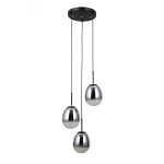 Lampa wisząca Meolo z trzema kloszami w kształcie jajka, wykonanymi z dymionego szkła, zawieszona na czarnych linkach. Klosze mają metaliczny połysk, a całość montowana do sufitu na okrągłej podstawie.