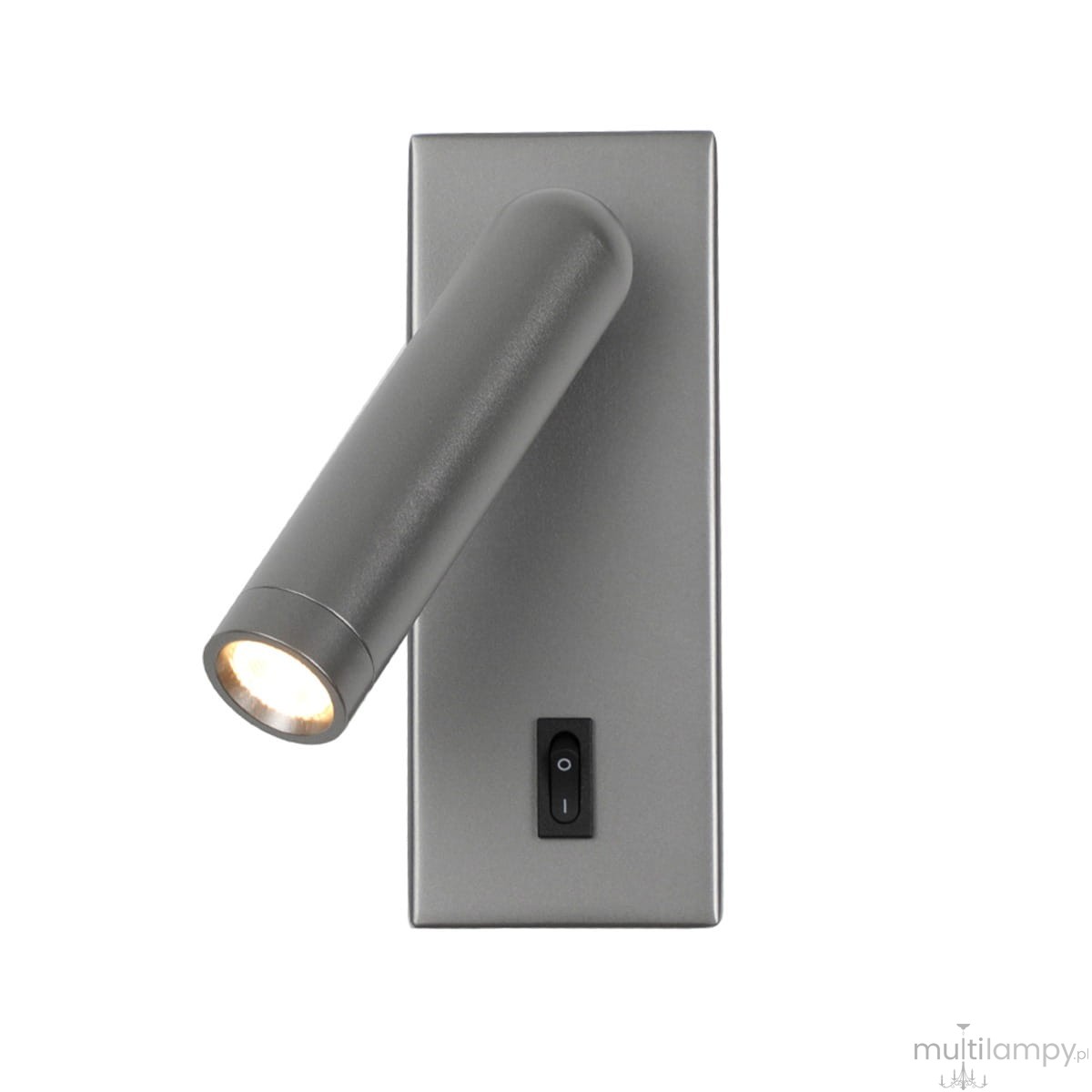 Kinkiet Nova w kolorze szarym z pojedynczym źródłem światła LED 2,5W. Okrągła głowica lampy jest ruchoma. Na prostokątnej, gładkiej podstawie znajduje się przycisk włącznika. Produkt zamontowany na ścianie, widok frontalny.