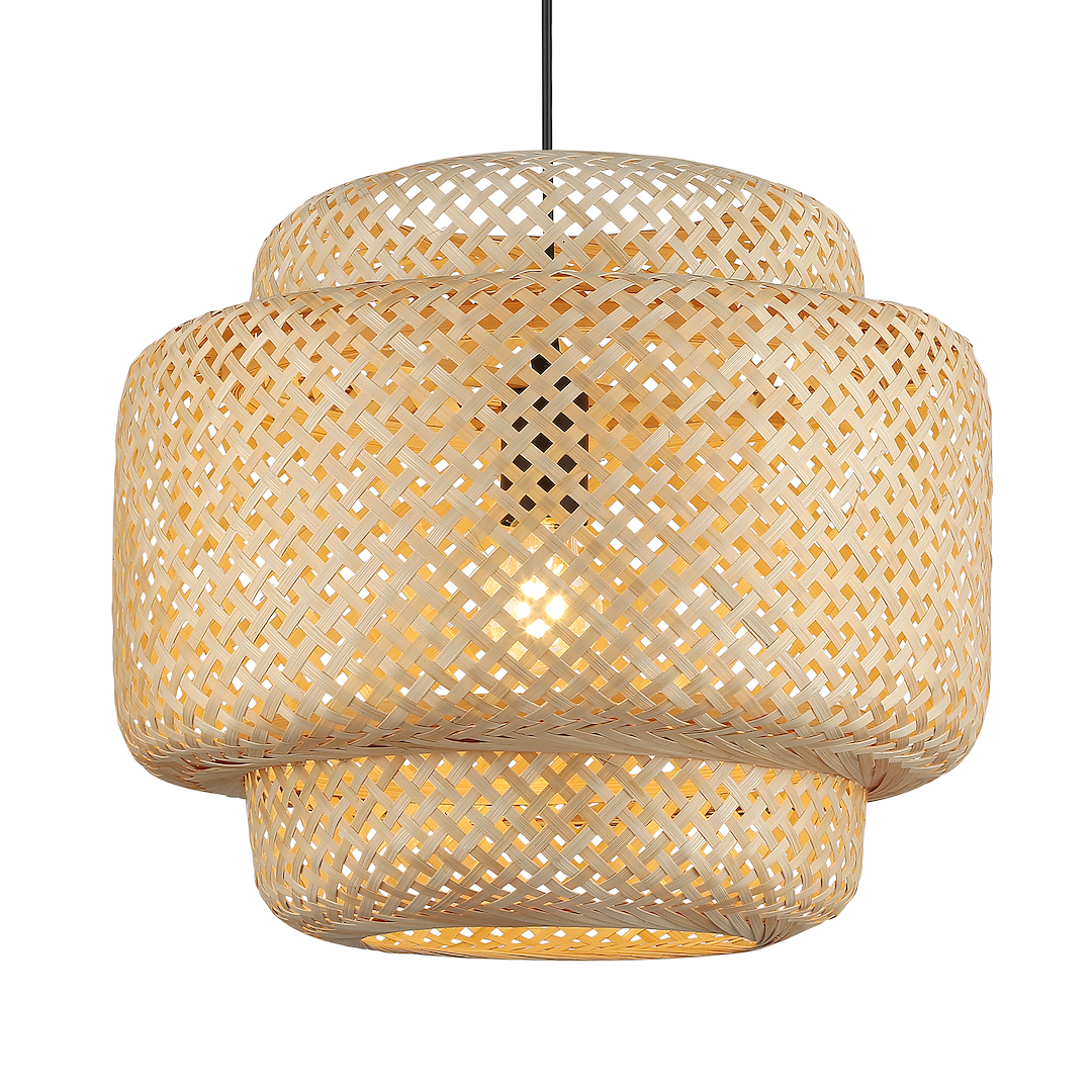 Lampa wisząca Hestia z czarnym przewodem, wykonana z bambusa, o okrągłym kształcie z plecionką. Wnętrze lampy jest jasne, co tworzy efektowne oświetlenie. Widoczna oprawka na żarówkę E27. Ujęcie z dołu, ukazujące detale konstrukcji.