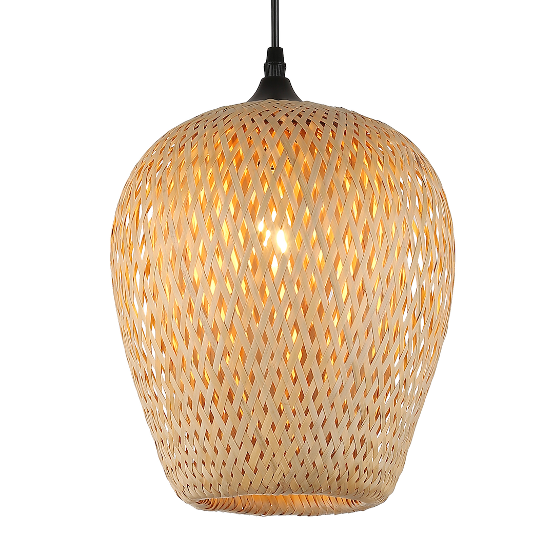 Lampa wisząca Hestia 1xE27 w kolorze czarnym z dodatkiem bambusa. Owalny klosz wykonany z plecionki, emitujący ciepłe światło. Zawieszona na czarnym przewodzie, w pozycji wiszącej, idealna do nowoczesnych wnętrz.