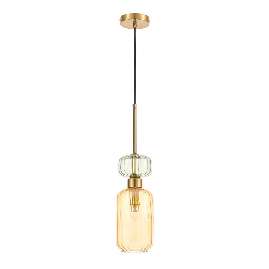 Lampa wisząca Molly z jednym gniazdem E14, wykonana z bursztynowego i szklano-zielonego szkła. Ma prostą, złotą oprawę i czarny kabel. Zawieszona w pionie, idealna do nowoczesnych wnętrz.