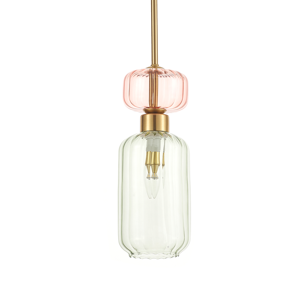 Wisząca lampa Molly z oprawą w kolorze złotym, z dużym, przezroczystym kloszem w odcieniu zielonym i mniejszym różowym kloszem u góry. Produkt zawiera miejsce na żarówkę E14. Ujęcie frontalne, lampa zawieszona na cienkim przewodzie.