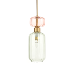 Wisząca lampa Molly z oprawą w kolorze złotym, z dużym, przezroczystym kloszem w odcieniu zielonym i mniejszym różowym kloszem u góry. Produkt zawiera miejsce na żarówkę E14. Ujęcie frontalne, lampa zawieszona na cienkim przewodzie.