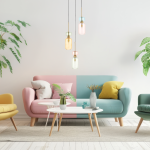 Lampa wisząca Molly 3xE14 w kolorze złotym z mixem szklanych kloszy w odcieniach pomarańczowym, różowym i zielonym. Zawieszona nad jasnym, nowoczesnym stolikiem w aranżacji z kolorowym sofą i roślinami w tle.