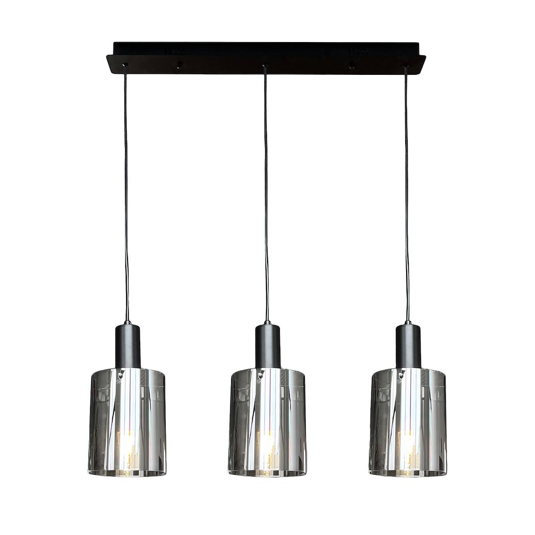 Lampa wisząca Arcadia Black z trzema kloszami E27 w kolorze czarnym. Klosze mają przezroczyste, teksturowane wykończenie, zawieszone na cienkich przewodach. Podstawa lampy jest w kolorze czarnym, montowana do sufitu.