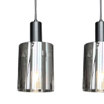 Czarna lampa wisząca Arcadia Black z trzema oprawami E27. Szklane klosze o cylindrycznym kształcie, z transparentnym wykończeniem, zawieszone na czarnym przewodzie. Lampa ma nowoczesny design, idealna do wnętrz.