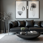 Lampa wisząca Arcadia Black z trzema kloszami E27 w kolorze czarnym. Zawieszona nad czarną sofą, w nowoczesnym wnętrzu. W tle dwa obrazy z delikatnymi motywami roślinnymi oraz wazon z kwiatami.