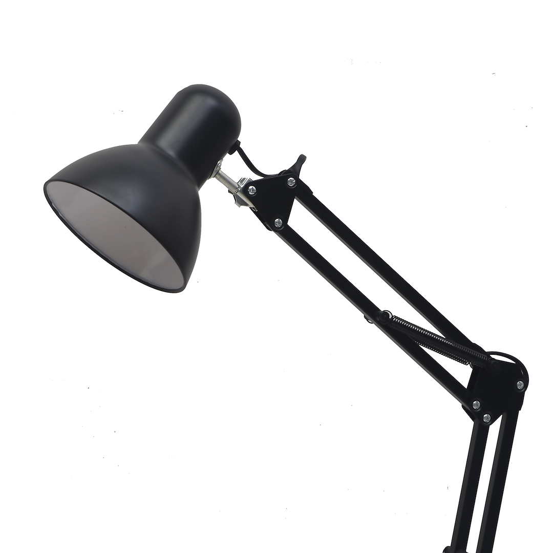 Czarna lampa biurkowa Nexa z metalowym kloszem w formie czaszy, na regulowanym ramieniu. Widoczna sprężyna oraz mocowanie. Klosz skierowany w dół, lampa w pozycji stojącej. Idealna do oświetlenia biurka lub stanowiska pracy.