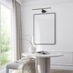 Kinkiet Prado L60 LED 11W 3000K w kolorze czarnym, zamontowany na ścianie nad pustą ramą w białej przestrzeni. Prosty, minimalistyczny design z prostokątnym źródłem światła, idealny do nowoczesnych wnętrz.