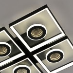 Lampa sufitowa Traforo LED 35W CCT w kolorze czarnym, z czterema okrągłymi reflektorami otoczonymi białym podświetleniem, montowana na suficie, widok z dołu.