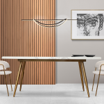 Lampa wisząca LED Ambar 35W 4000K w kolorze czarnym, zawieszona nad białym blatem stołu z marmurowym wykończeniem. Lampa ma minimalistyczny, półokrągły kształt, z metalowymi detalami. Tło stanowi drewniana, pozioma ściana oraz obraz na ścianie.