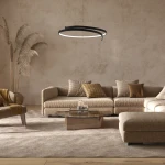 Lampa wisząca LED Lorenzo 35W 4000K w kolorze czarnym, o okrągłym kształcie, zawieszona nad sofą w nowoczesnym wnętrzu. W tle jasne ściany i wygodne meble w beżowych odcieniach.