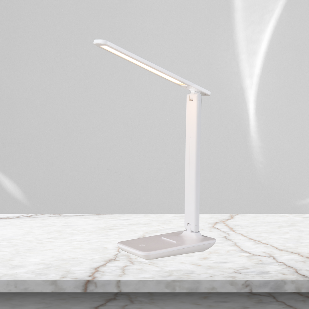 Lampa biurkowa LED 5W CCT w kolorze białym, z regulowanym ramieniem. Ujęcie z boku, stojąca na marmurowym blacie. Prosta forma z podświetlaną górną częścią. Tło w jednolitym odcieniu szarości, co podkreśla elegancki design.