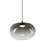 Lampa wisząca Vaso 1 l, LED 4W, 3000K, w kolorze czarnym z dymionym kloszem. Okrągły kształt, zawieszona na cienkim czarnym przewodzie. Jasne światło emitowane z centralnego źródła, elegancka, nowoczesna forma.
