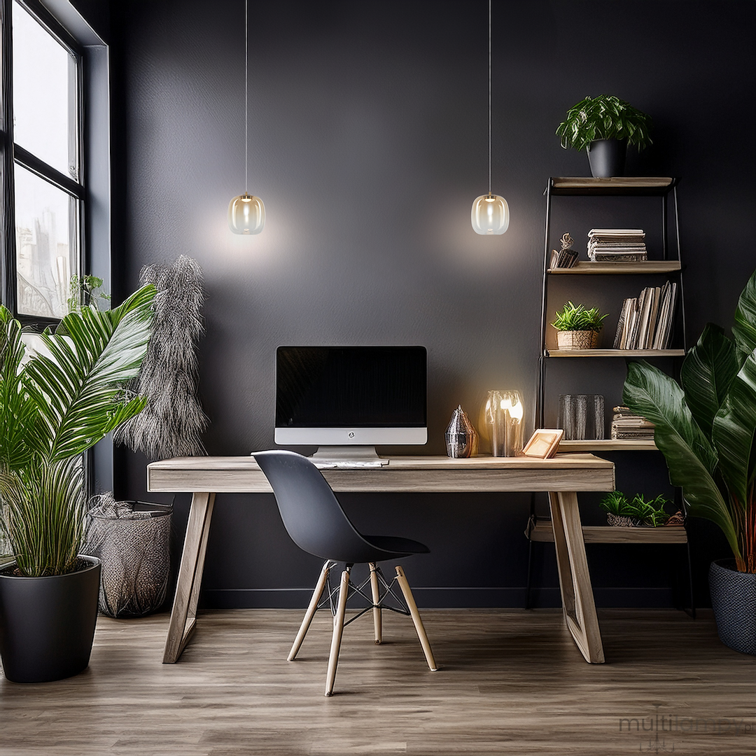 Lampa wisząca LED Vaso 2 l o mocy 4W i barwie 3000K w kolorze złotym i bursztynowym, zawieszona nad drewnianym biurkiem w nowoczesnym wnętrzu, z roślinnością i komputerem w tle.
