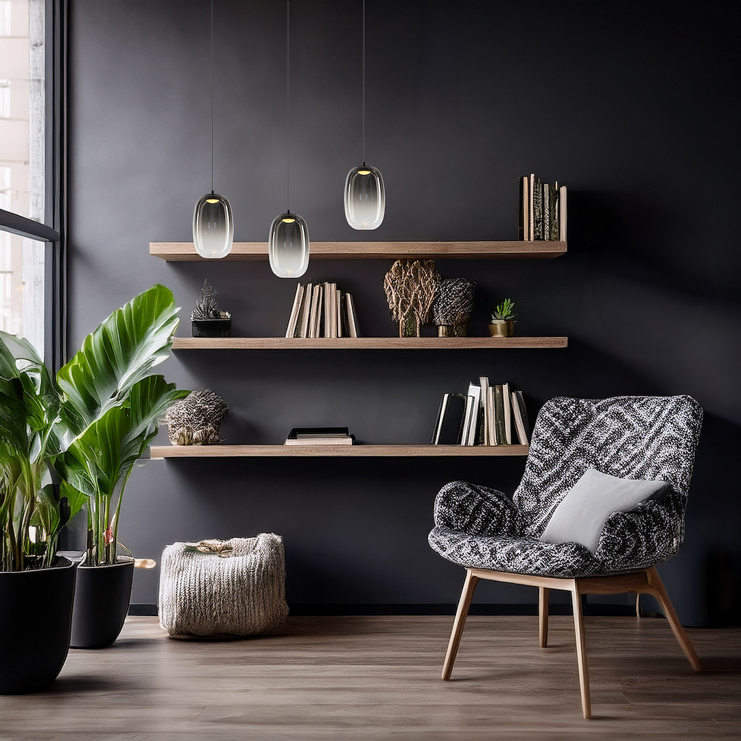 Lampa wisząca LED Vaso 3, czarna z dymionym kloszem, zawieszona na cienkich linkach. W tle półki z książkami i roślinami, w aranżacji nowoczesnego wnętrza. Ciepłe światło 3000K podkreśla styl pomieszczenia.