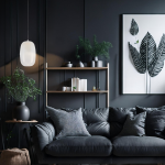 Lampa wisząca Vaso 3 l z białym, matowym kloszem, zawieszona nad ciemnoszarym sofą. W tle drewniana półka z roślinami i dekoracjami, na ścianie obraz z liśćmi. Oświetlenie LED 4W, barwa 3000K.