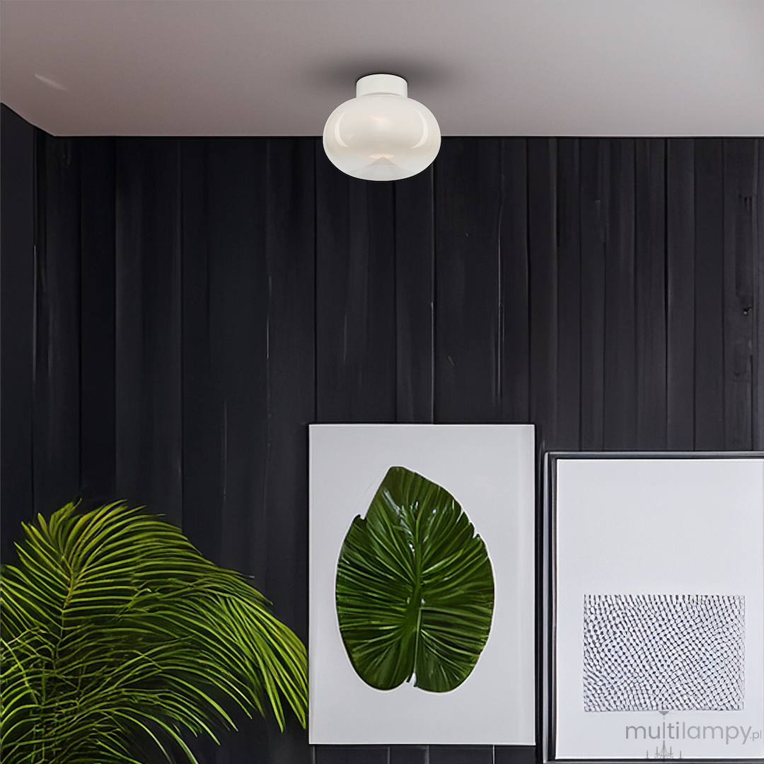 Lampa sufitowa LED Vaso o mocy 4W, kolor biała, w kształcie zaokrąglonej kulki, zamontowana na suficie. W tle ciemne drewniane ściany, z boku zielona roślina i dwa obrazy na białych ramach. Jasne światło o temperaturze 3000K.