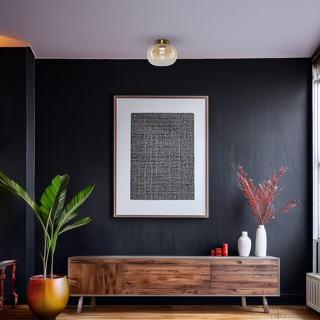 Lampa sufitowa LED Vaso 4W 3000K w kolorze złotym i bursztynowym, zamontowana na suficie w nowoczesnym wnętrzu. Oświetlenie emituje ciepłe światło, otoczona przez dekoracje i rośliny w stylowym salonie.