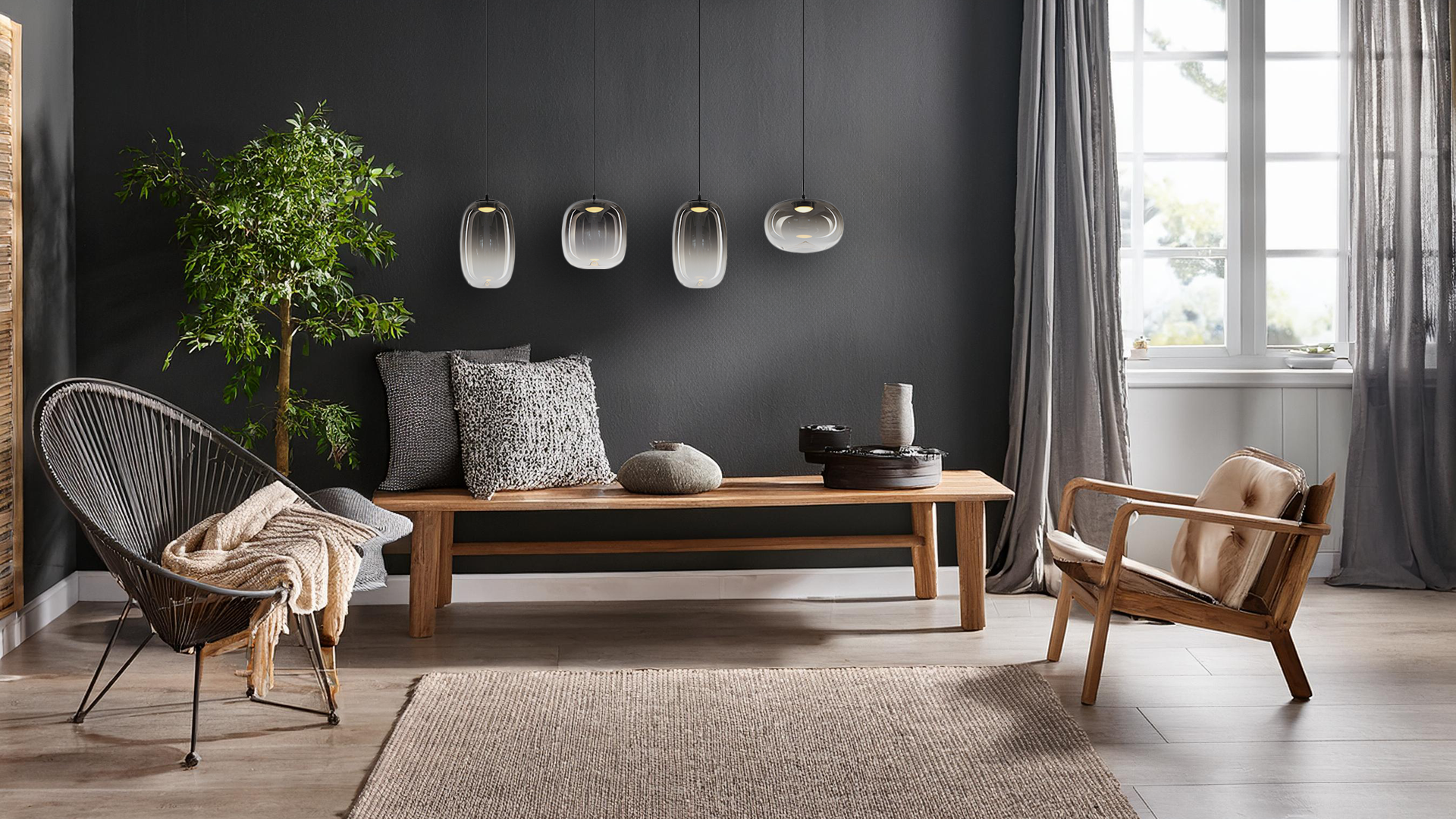 Lampa wisząca LED Vaso 15W 3000K w kolorze czarnym z dymionym kloszem, zawieszona na cienkim kablu, w nowoczesnym wnętrzu z drewnianymi meblami i roślinnością, tworzy elegancką atmosferę. Kąt ujęcia pokazuje cztery lampy w równych odstępach.