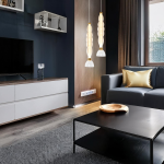 Lampa wisząca LED Lucco 18W w kolorze złotym i bursztynowym, z charakterystycznym, falistym kloszem i białą podstawą. Zawieszona w nowoczesnym wnętrzu, nad czarnym stołem, obok szarej kanapy z złotą poduszką.