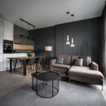 Lampa wisząca LED Lucco 13W 3000K w kolorze czarnym z dymionym kloszem, umieszczona w nowoczesnym wnętrzu. Widoczna w aranżacji z kanapą, stołem i innymi elementami wyposażenia. Oświetlenie zawieszone na cienkich linkach.