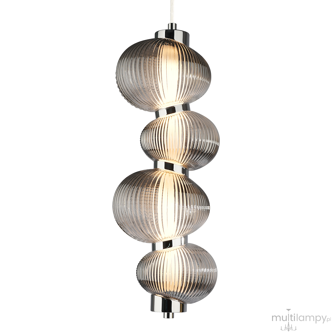 Lampa wisząca LED Bolla 17W 3000K w kolorze chrom i dymionym, składająca się z czterech szklanych kul o żłobionej fakturze, zawieszona na cienkim kablu. Kule mają różne rozmiary, emitując ciepłe światło.