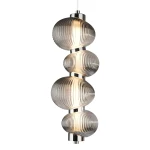 Lampa wisząca LED Bolla 17W 3000K w kolorze chrom i dymionym, składająca się z czterech szklanych kul o żłobionej fakturze, zawieszona na cienkim kablu. Kule mają różne rozmiary, emitując ciepłe światło.
