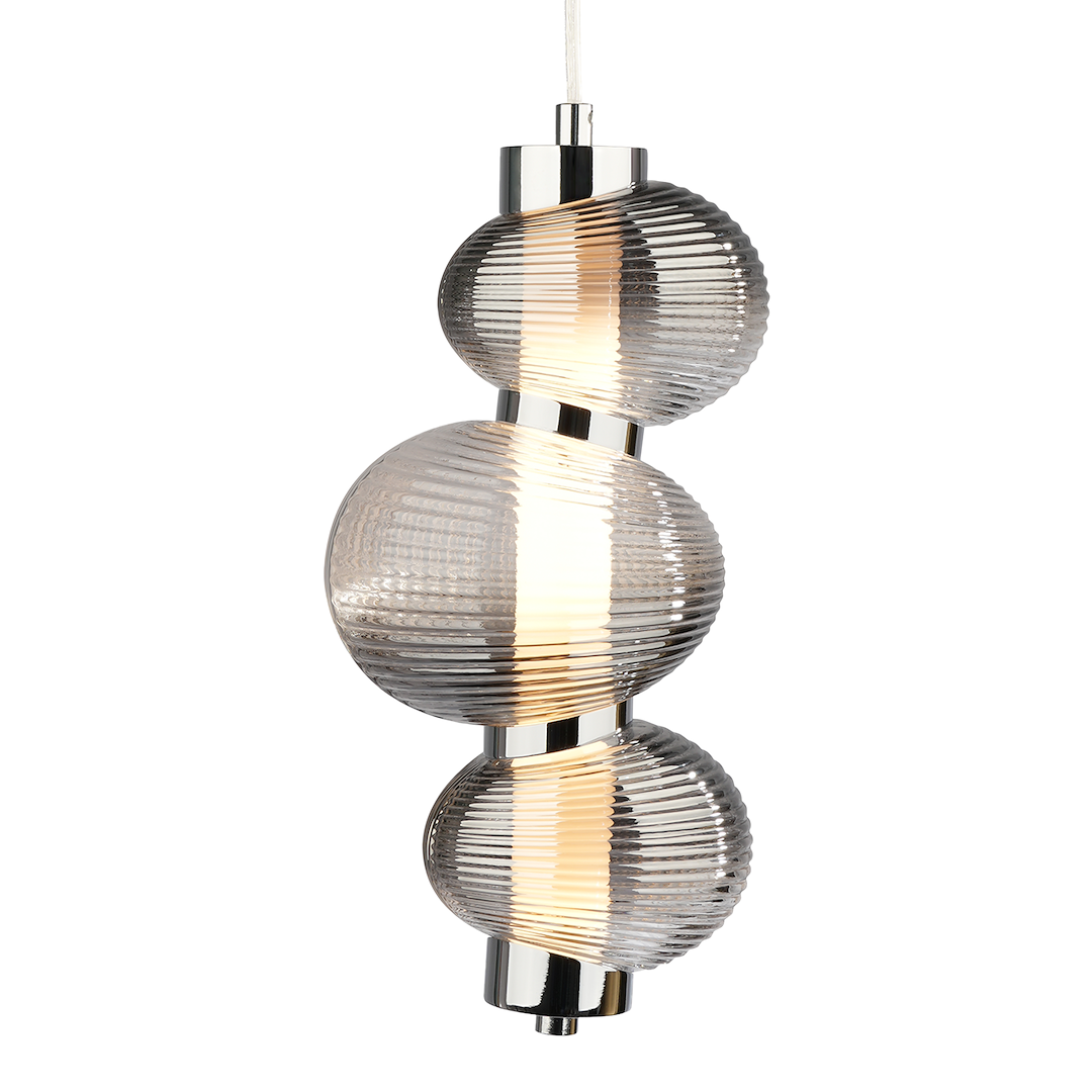 Lampa wisząca LED Bolla 12W o ciepłej barwie światła 3000K. Posiada trzy dymione, szklane klosze w formie kul, ozdobione pionowymi żłobieniami, oraz chromowane detale. Ujęcie frontalne, lampa zawieszona na białym przewodzie.