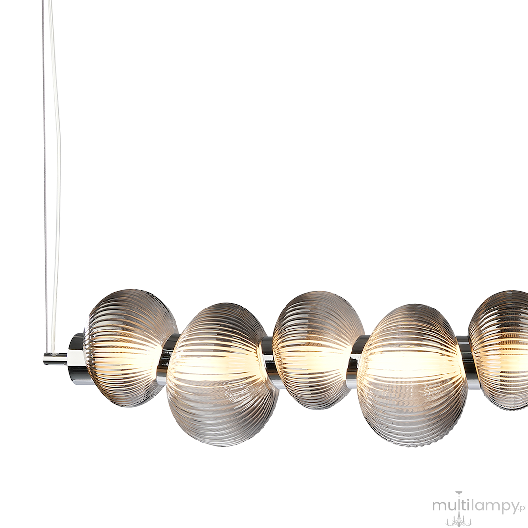 Lampa wisząca LED Bolla 32W 3000K w kolorze chromu z dymionymi kloszami. Składa się z sześciu okrągłych, żłobkowanych kloszy, zawieszonych na cienkim przewodzie. Klosze emitują ciepłe światło, tworząc efektowną atmosferę.