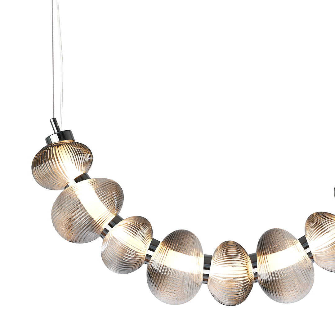 Lampa wisząca LED Bolla 36W 3000K w kolorze chromu i dymionym, składająca się z ośmiu dekoracyjnych, szklanych kul o fakturze prążkowanej, zawieszona na przezroczystym przewodzie. Kąt ujęcia frontalny, ukazujący całość produktu.