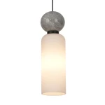 Lampa wisząca Santos z oprawą w kolorze czarnym, z przezroczystym kloszem w kształcie cylindrycznym i dekoracyjną kulą w odcieniu szarości. Produkt zawieszony na cienkim, czarnym przewodzie, idealny do nowoczesnych wnętrz.