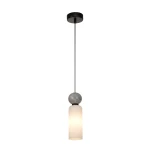 Lampa wisząca Santos 1xG9 w kolorze czarnym z białym kloszem. Okrągła podstawa z betonu, powleczona czarnym kablem. Klosz w formie cylindrycznej, matowy, zawieszony w centralnej pozycji. Tło białe, proste. Idealna do nowoczesnych wnętrz.