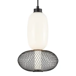 Lampa wisząca LED Arame 15W, 3000K, czarna. Posiada stylowy klosz w kształcie eliptycznym z mlecznego szkła oraz metalową siatkę w formie owalnej, wiszącą na czarnym przewodzie. Idealna do nowoczesnych wnętrz.