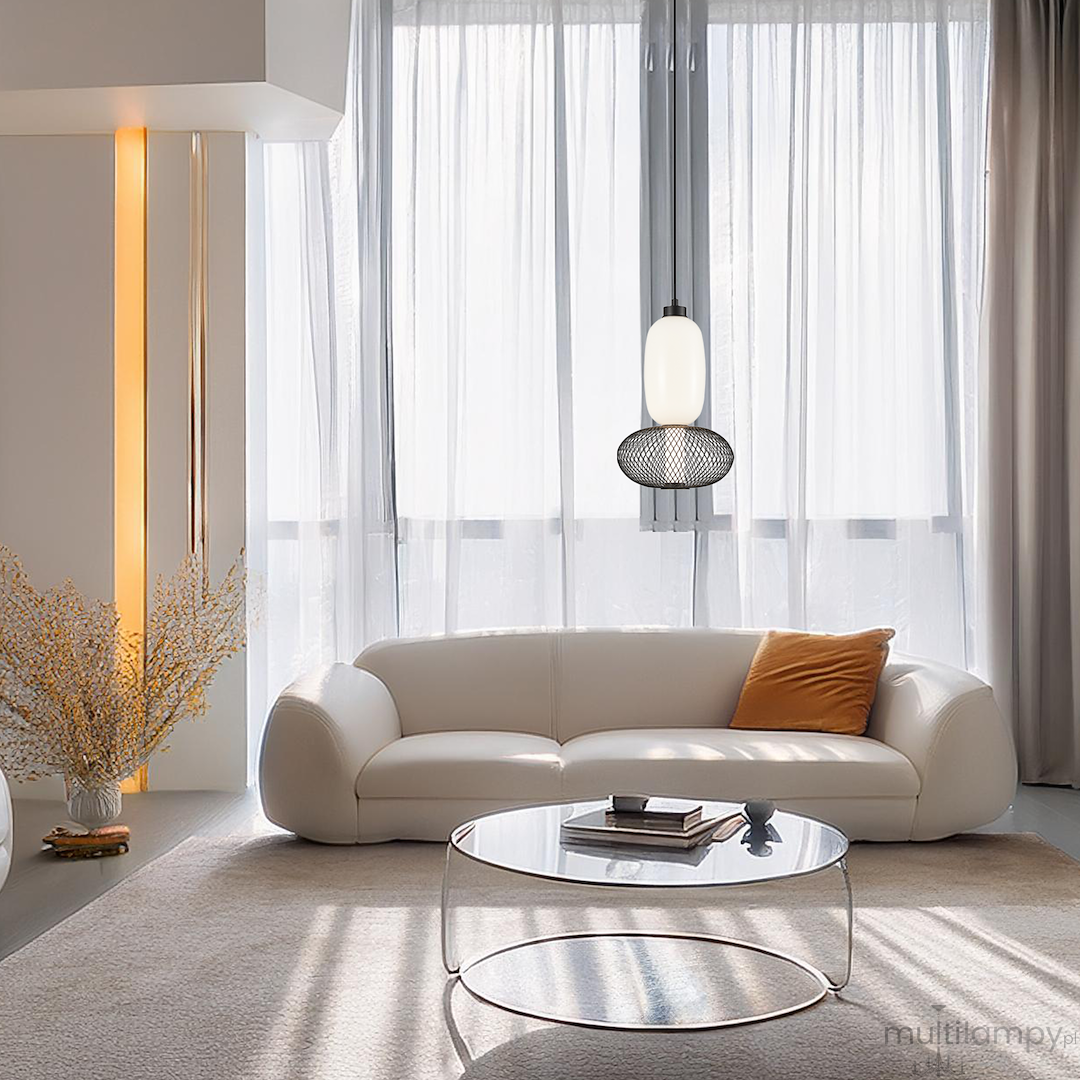 Lampa wisząca LED Arame 15W 3000K w kolorze czarnym, zawieszona nad białą sofą. Okrągła podstawa z siatki metalowej oraz szklany klosz w kształcie butelki. W tle jasne zasłony i stół z przezroczystym blatem.