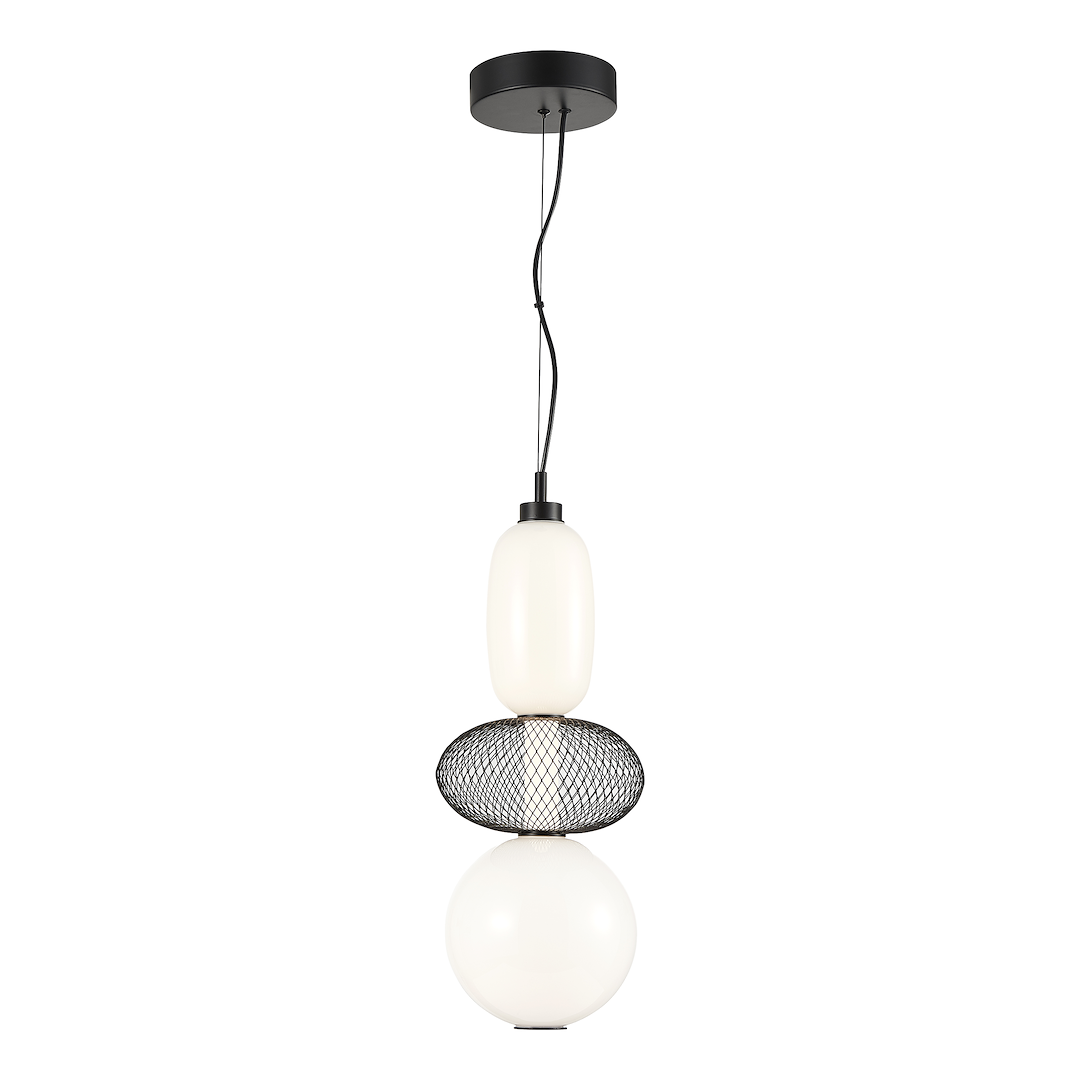 Lampa wisząca LED Arame 23W 3000K w kolorze czarnym. Składa się z trzech elementów: białej, okrągłej oprawy, białej eliptycznej lampy oraz siatkowanej, czarnej osłony. Zawieszona na cienkim przewodzie, montowana do sufitu.