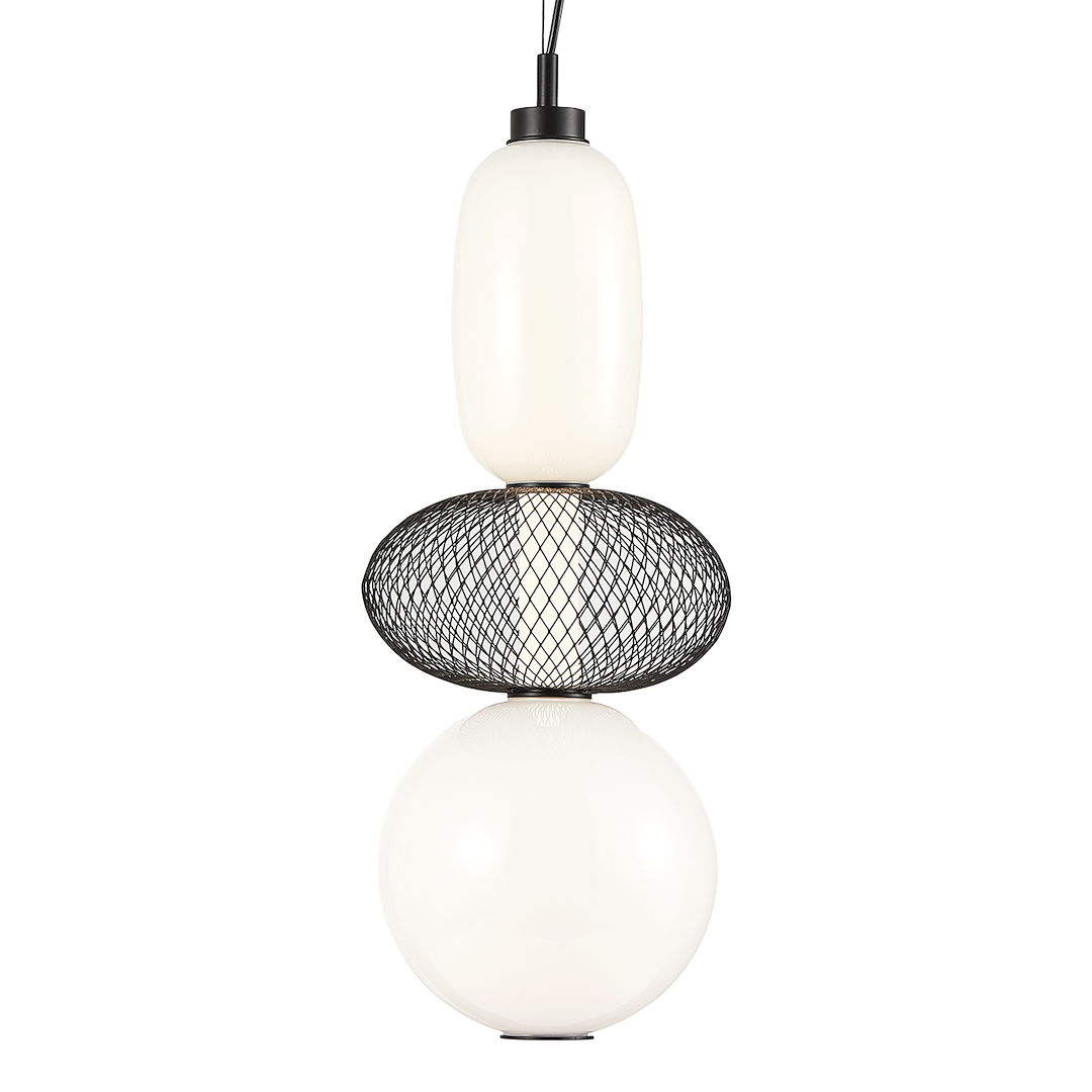 Lampa wisząca LED Arame 23W 3000K w kolorze czarnym, złożona z trzech elementów: górnej, białej, szklanej kulki, środkowego, czarnego siatkowego klosza i dolnej, dużej, białej kulki. Zawieszona na czarnym przewodzie, w układzie pionowym.