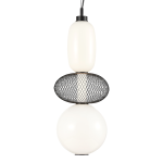 Lampa wisząca LED Arame 23W 3000K w kolorze czarnym, złożona z trzech elementów: górnej, białej, szklanej kulki, środkowego, czarnego siatkowego klosza i dolnej, dużej, białej kulki. Zawieszona na czarnym przewodzie, w układzie pionowym.