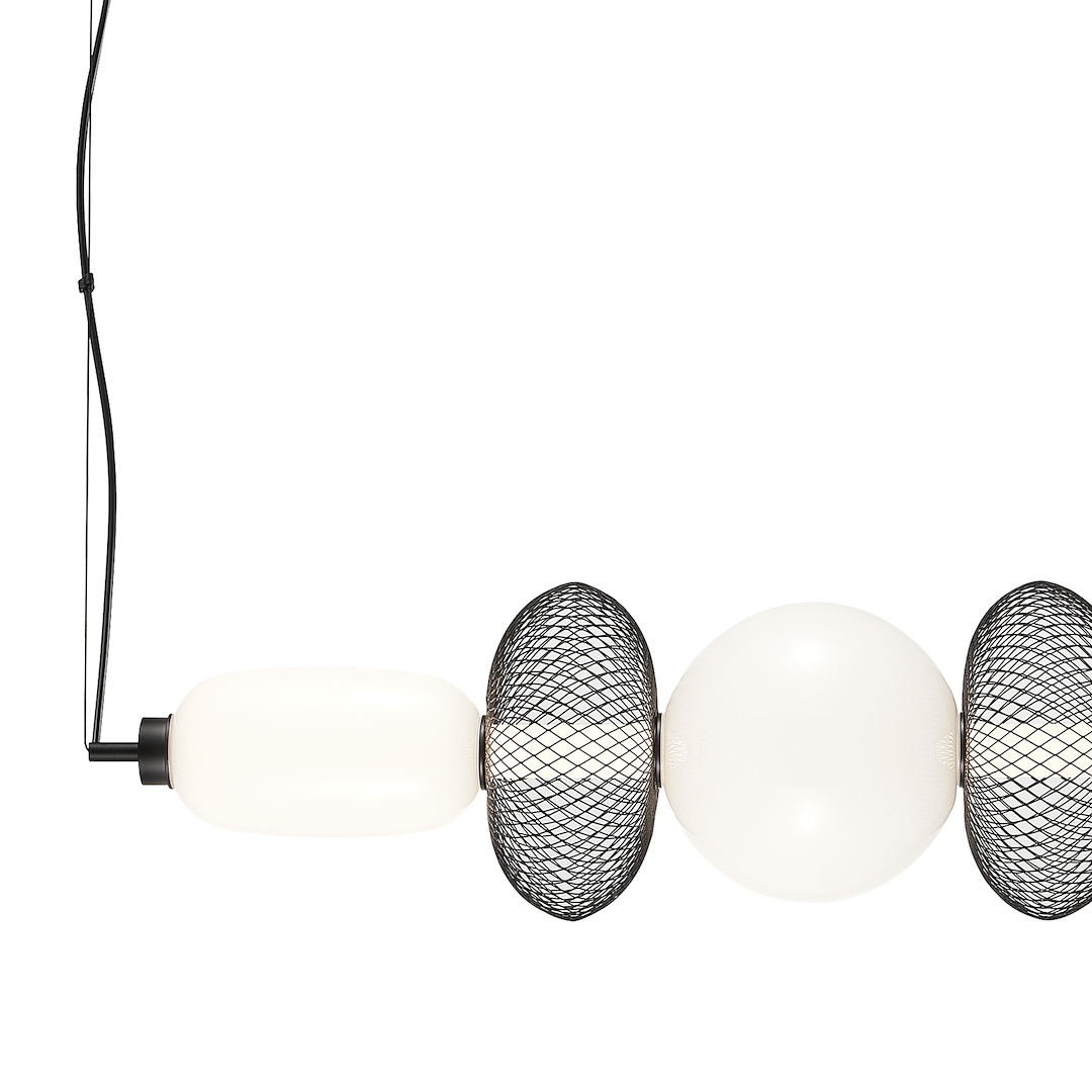 Lampa wisząca LED Arame 32W 3000K w kolorze czarnym. Składa się z trzech elementów: białej, matowej kulki oraz dwóch siateczkowych, czarnych osłon. Zawieszona na cienkim przewodzie, w pozycji poziomej, idealna do nowoczesnych wnętrz.