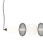 Lampa wisząca LED Arame 32W 3000K w kolorze czarnym. Składa się z trzech elementów: białej, matowej kulki oraz dwóch siateczkowych, czarnych osłon. Zawieszona na cienkim przewodzie, w pozycji poziomej, idealna do nowoczesnych wnętrz.