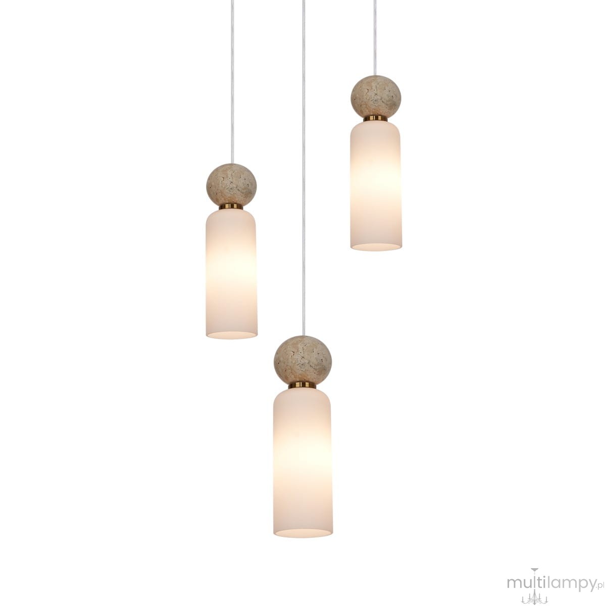 Lampa wisząca Santos z trzema źródłami światła G9, z białymi szklanymi kloszami w kształcie cylindrów, zawieszona na cienkich przewodach. Elementy dekoracyjne w kolorze mosiądzu oraz okrągłe, kamienne podstawy. Tło proste, białe.