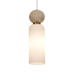 Lampa wisząca Santos z czterema gniazdami G9, z białym kloszem w cylindrycznym kształcie i dekoracyjną kulą z mosiądzu. Ujęcie frontalne, zawieszona na przezroczystym przewodzie, na jednolitym tle.