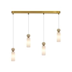 Lampa wisząca Santos w kolorze mosiądzu z czterema szklanymi kloszami w białym odcieniu, zawieszona na cienkich, białych linkach. Klosze mają okrągłe, drewniane elementy na górze, całość zamocowana na prostokątnej podstawie.