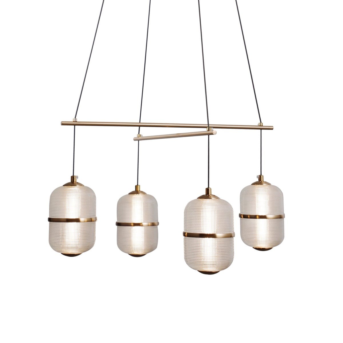 Lampa wisząca Alani z czterema kloszami w stylu retro, wykonana z metalu w kolorze złotym, z przezroczystymi, wzorzystymi kloszami. Zawieszona na cienkich, czarnych linkach, idealna do nowoczesnych wnętrz.