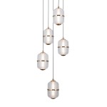 Lampa wisząca Alani z pięcioma kloszami LED, oświetlenie w kolorze złotym, zawieszone na cienkich, czarnych linkach. Klosze mają teksturowaną białą powierzchnię z złotymi akcentami. Idealna do nowoczesnych wnętrz.