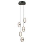 Lampa wisząca Alani z pięcioma kloszami LED, czarna z złotymi akcentami. Klosze w kształcie cylindrów, przezroczyste z teksturą, zawieszone na cienkich linkach, montowane do okrągłej podstawy sufitowej. Idealna do nowoczesnych wnętrz.