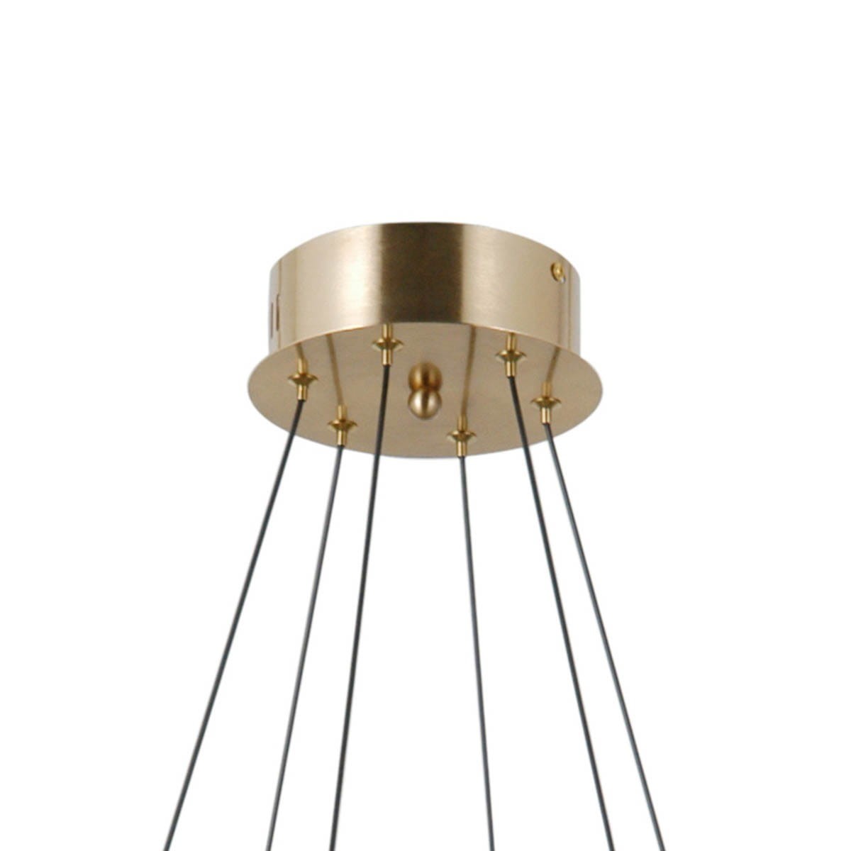 Lampa wisząca Alani z sześcioma źródłami LED, moc 32W, z metalowym, złotym kloszem i czarnymi przewodami. Montaż sufitowy, widok z góry, ukazujący detal mocowania i estetyczne wykończenie.